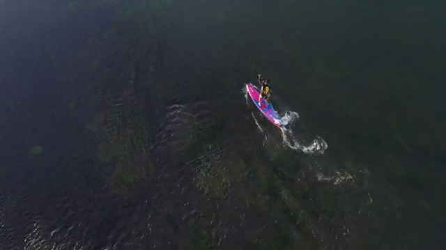 桂林漓江上的板桨爱好者视频素材
