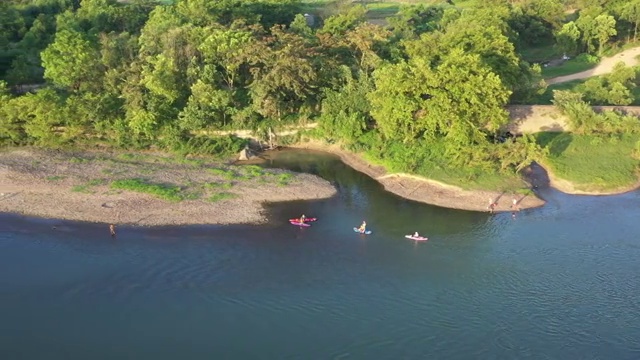 漓江上的板桨爱好者视频素材