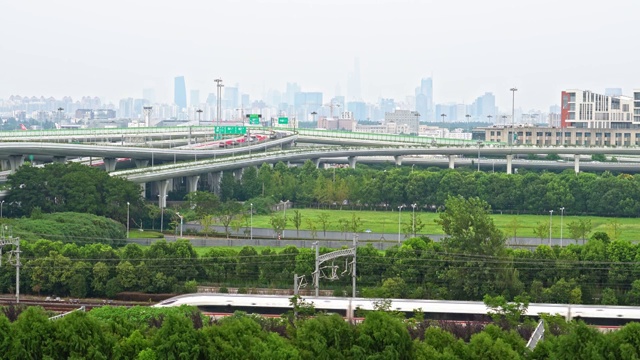 雾霾天气下的上海虹桥机场起飞虹桥高铁进出站4K高清视频视频素材