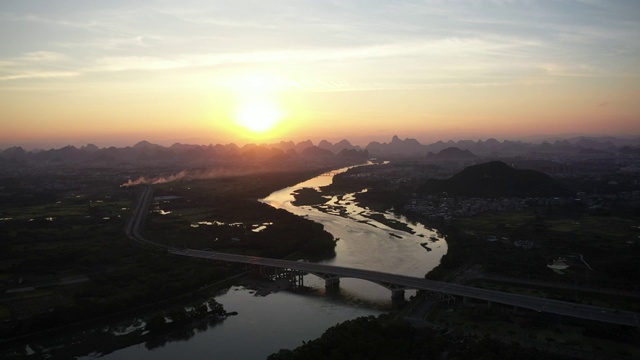 夕阳下漓江上的公路大桥视频素材