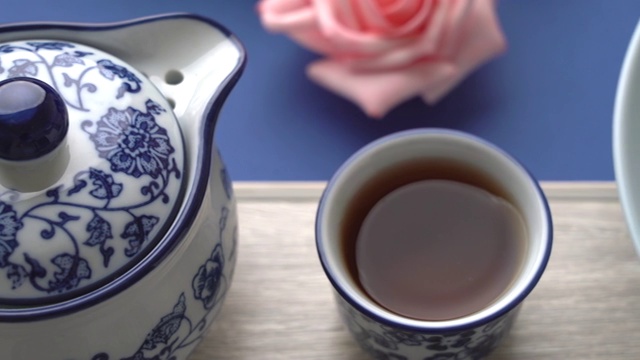 案板上碟子里的水果月饼和旁边的花朵和茶杯茶壶视频素材