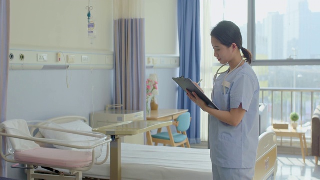年轻的护士在病房工作视频素材