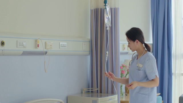 年轻的护士在病房工作视频下载