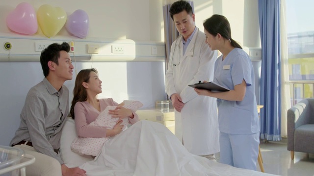 医生和新手父母在病房里视频素材