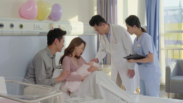 医生和新手父母在病房里视频素材