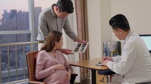 医生和孕妇在诊疗室谈话视频素材