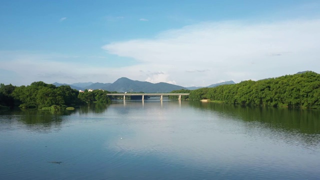 蓝天白云下横跨漓江的高速公路大桥视频下载