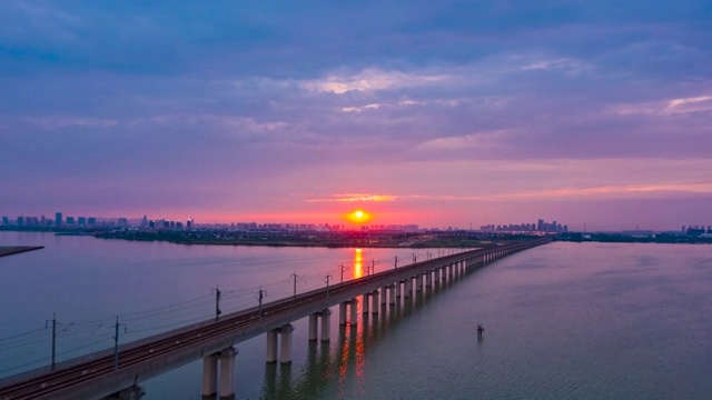 日落时分阳澄湖上的铁路桥视频素材