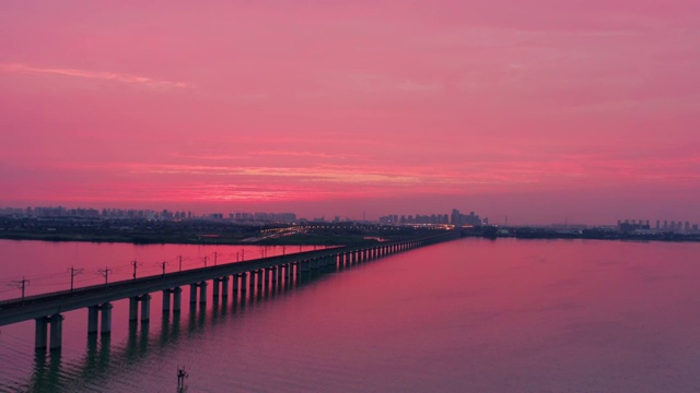 日落时分阳澄湖上的铁路桥视频素材