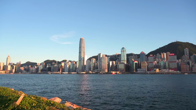 日落黄昏下的中国香港中环金钟湾仔，CBD，维多利亚港，船，宁静视频素材