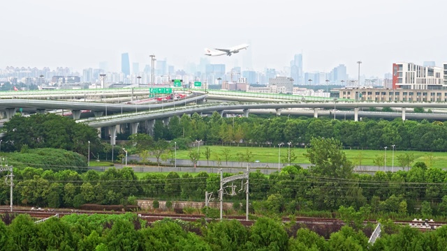 雾霾天气下的上海虹桥机场起飞虹桥高铁进出站4K高清视频视频素材