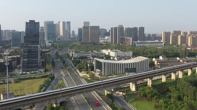 航拍高铁行驶穿过杭州市余杭区临平街道城市天际线视频素材