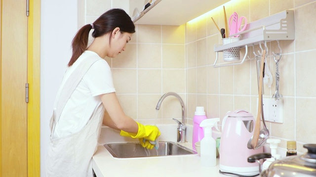 可爱的中国女孩，正在厨房洗抹布视频素材