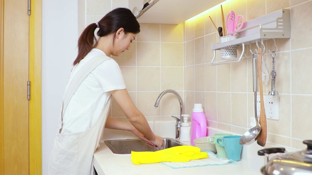 可爱的中国女孩，正在厨房洗手视频素材