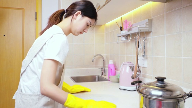 可爱的中国女孩，正在厨房擦桌子视频素材
