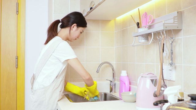 可爱的中国女孩，正在厨房洗杯子视频素材