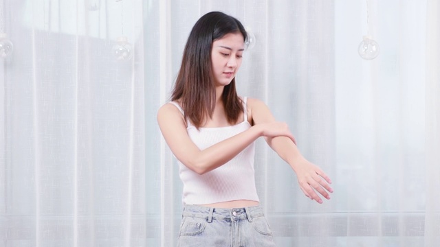 可爱的中国女孩，正在家里涂抹护肤霜视频素材