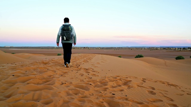 晴朗天气下的撒哈拉沙漠中行走的人4K高清视频视频素材