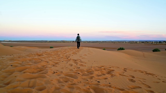 晴朗天气下的撒哈拉沙漠中行走的人4K高清视频视频素材