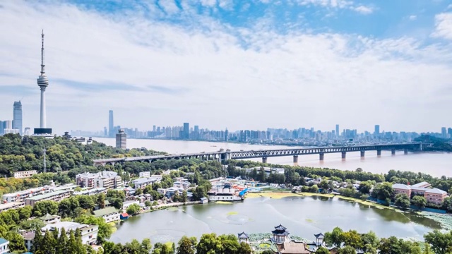 中国湖北武汉龟山电视塔和长江大桥晴天延时摄影视频下载