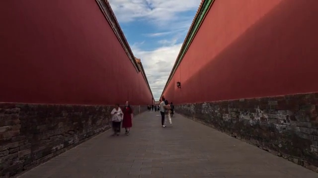 2020年夏季，蓝天白云下的故宫红墙夹道的大范围延时视频素材