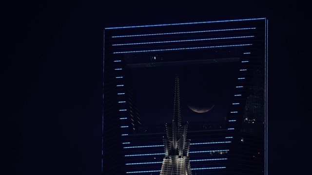 黑夜中的满月月亮月光穿过环金金茂4K高清视频视频素材