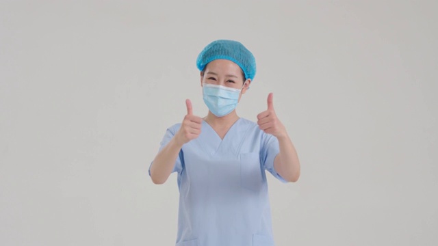 年轻的医护人员竖大拇指视频素材