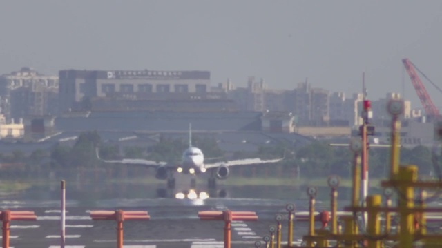 一架飞机缓缓平稳的降落在虹桥机场飞机跑道上视频素材