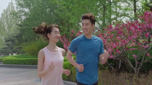 快乐的年轻情侣在公园跑步视频素材