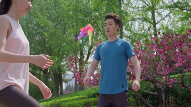快乐的年轻情侣在公园踢毽子视频素材