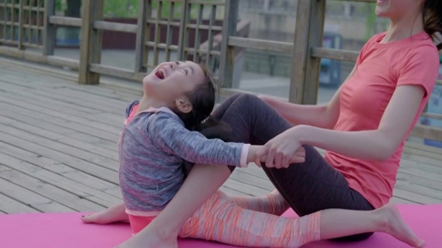 快乐的母女俩在公园做瑜伽视频素材