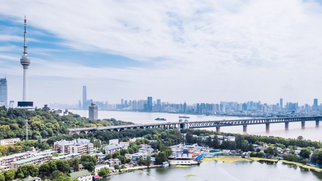 中国湖北武汉龟山电视塔和长江大桥晴天延时摄影视频下载