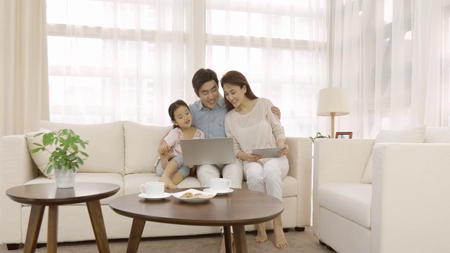 快乐的年轻家庭在客厅共享美好时光视频下载