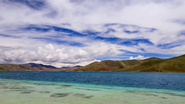 西藏浪卡子县羊卓雍措湖延时自然风光视频素材