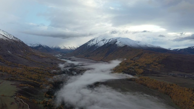 新疆阿勒泰布尔津县喀纳斯景区禾木乡村庄河流与晨雾秋季航拍视频素材