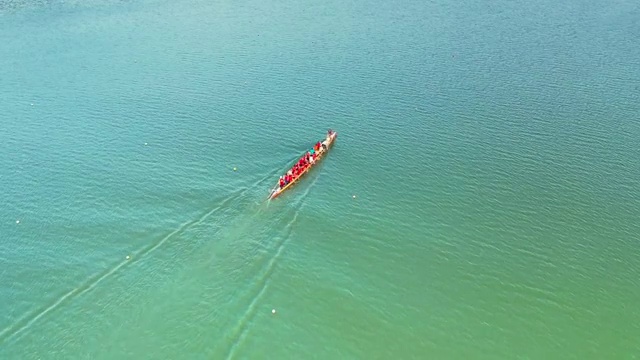 航拍南京玄武湖湖面上的划龙舟训练视频下载