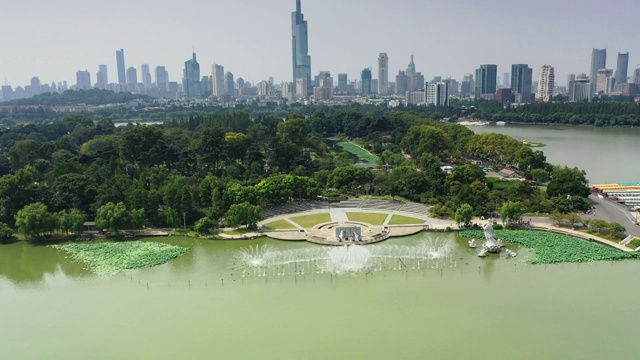 南京玄武湖公园莲花广场的音乐喷泉视频素材