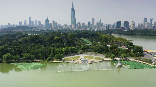 南京玄武湖公园内的音乐喷泉视频素材