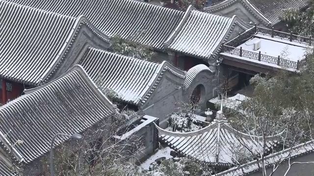 俯拍北京雪后四合院视频素材