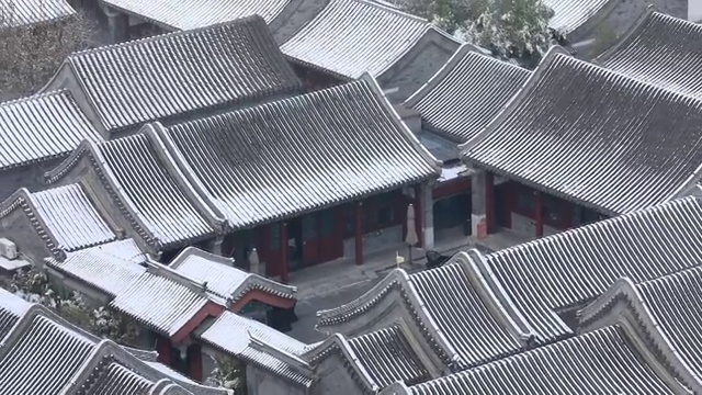 俯拍北京雪后四合院视频素材