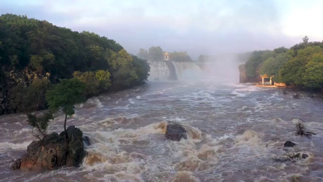 世界地质公园镜泊湖丰水期吊水楼瀑布风光视频素材