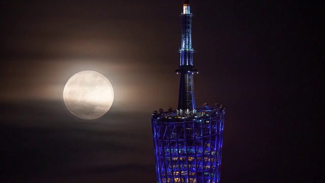 一轮圆月升起经过广州塔摩天轮的瞬间（延时摄影）视频素材