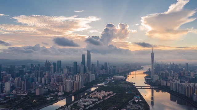 航拍珠江两岸的珠江新城广州塔日出，金色云彩飘涌（延时摄影）视频素材