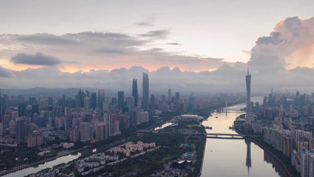 航拍日出时分珠江两岸的珠江新城广州塔，云彩飘涌（延时摄影）视频素材