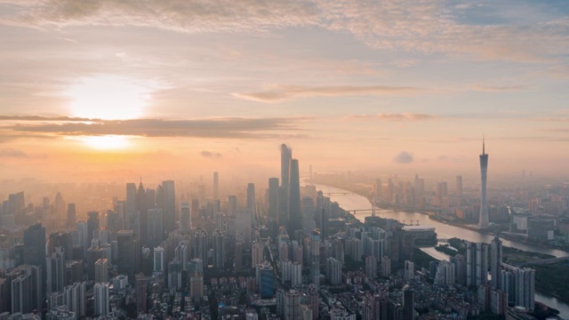 航拍广州日出，珠江新城及广州塔上空金色云雾弥漫（延时摄影）视频素材