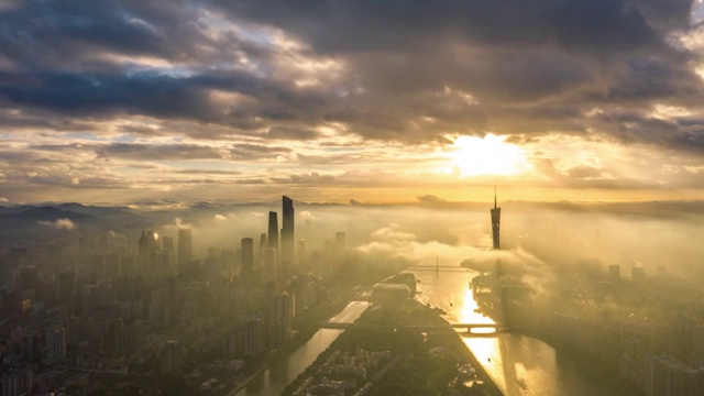 航拍日出时分广州金黄色的平流雾（延时摄影）视频素材