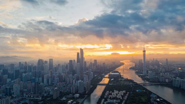 广州日出的金色朝阳和云彩，珠江新城、广州塔云雾缥缈视频素材