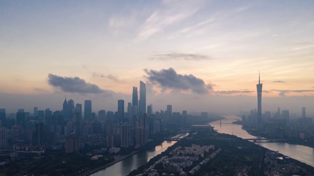 广州日出遇上平流雾，珠江新城、广州塔上空云雾缭绕（航拍延时）视频素材