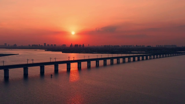 苏州园区日落时分的阳澄湖高铁跨桥视频素材