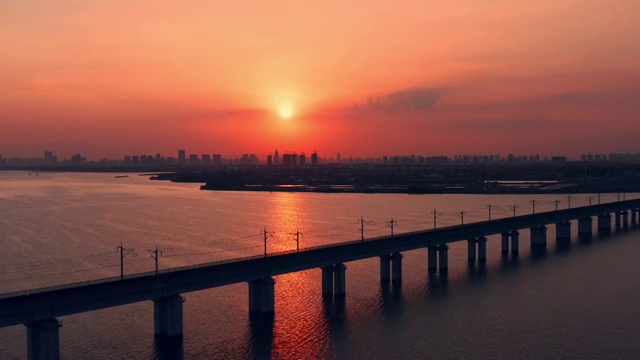 苏州园区日落时分的阳澄湖高铁跨桥视频素材